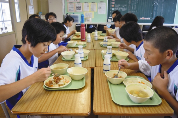 石上げピラフーを味わう生徒たち=犬山市の東部中で