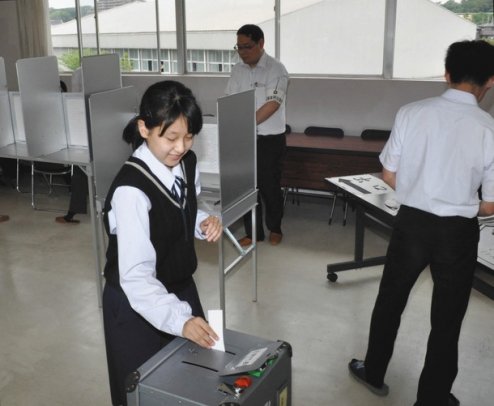期日前投票する高校生＝東海商業高で