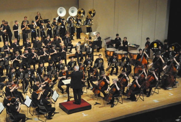 合同で演奏する東邦マーチングバンドとアビンドンスクールの生徒ら=東区葵の市芸術創造センターで