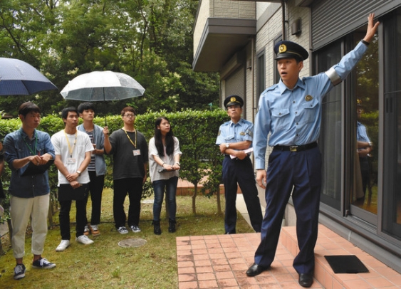 署員の説明を熱心に聞く学生たち＝春日井市の中部大職員宿舎で