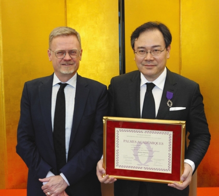 仏政府から「フランス教育功労章」を受けた伊藤教授（右）とピック大使＝日進市の名古屋外国語大で