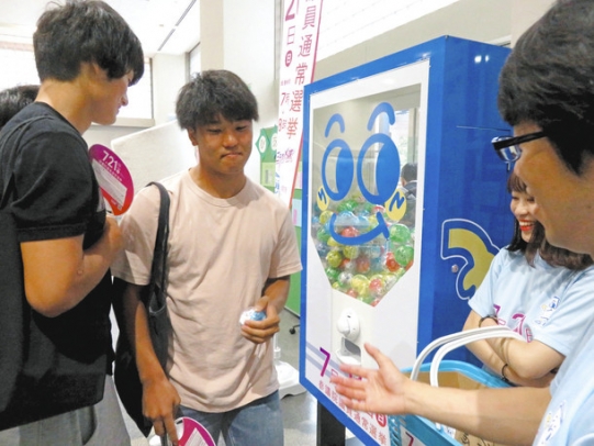 参院選への投票を呼び掛けるために設置された「イッピョウくん」のガチャガチャ＝名古屋市天白区の名城大天白キャンパスで