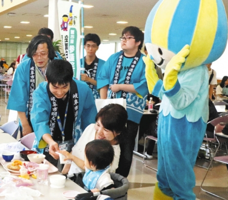 食堂利用者にポケットティッシュを手渡す学生ら＝岐阜市の岐阜聖徳学園大で