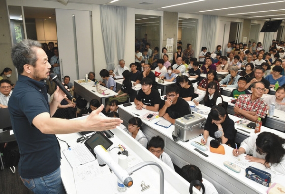 戦場での体験について話す安田さん＝昭和区の南山大で