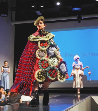 感性あふれる作品が披露されたコンテスト会場＝名古屋市中村区のモード学園スパイラルタワーズで