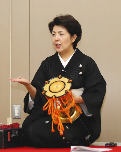 つづみの構造を説明する可奈子さん＝各務原市の中部学院大で