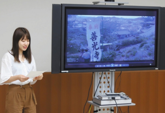 関市の魅力を伝える動画を紹介する学生＝各務原市の中部学院大で