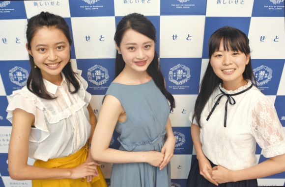 ミスせとものクイーンの川原さん（中）とミスせとものの大沢さん（左）と菱田さん＝瀬戸市役所で