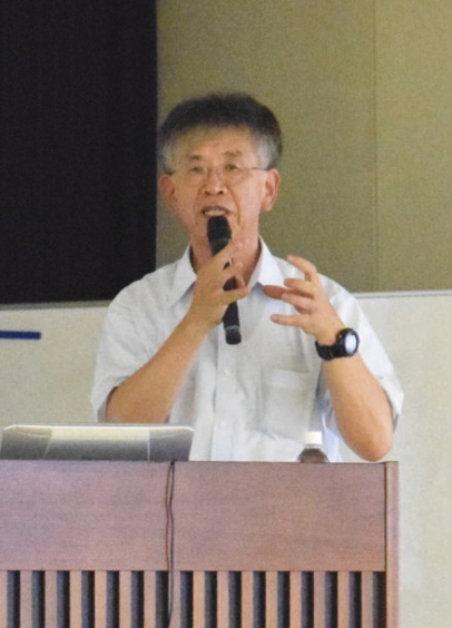 講演する松岡さん＝犬山市の犬山商議所で