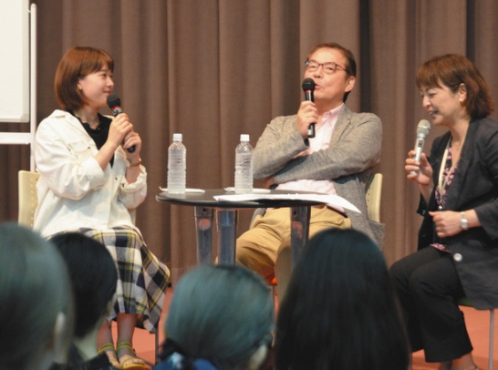 音響監督の長崎さん(中)と声優の小坂井さん(左)=名古屋市東区葵1で