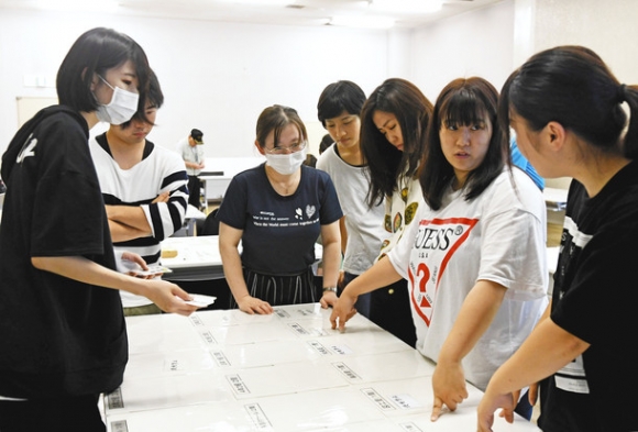 避難所の運営を話し合う学生たち＝尾張旭市の県防災教育センターで