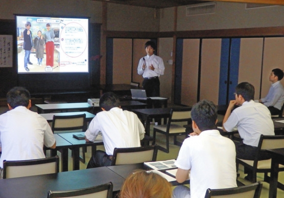インターンシップの成果を発表する学生＝阿智村智里で