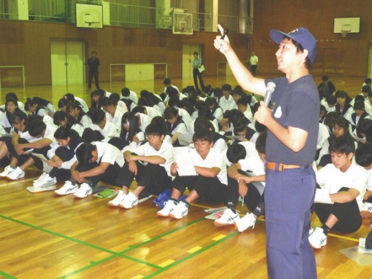 名古屋市大学生消防団名古屋学院大分団の学生の講義に聞き入る熱田高の1年生たち=熱田区千年の熱田高で