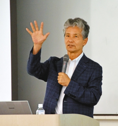 馬を題材にした研究の成果を話す松沢さん=関市の中部学院大で