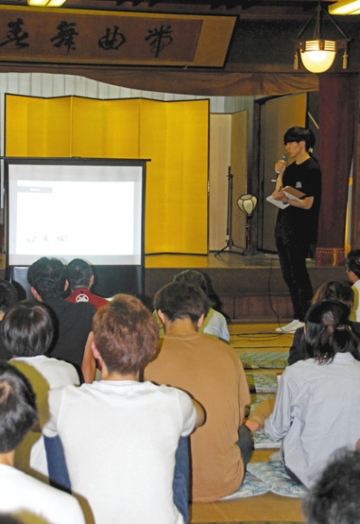末広の利活用をテーマにした研究を発表する学生＝半田市御幸町の春扇楼末広で