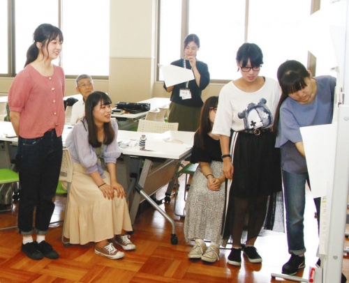 ホームページを考える学生ら＝稲沢市稲葉２の同短大で