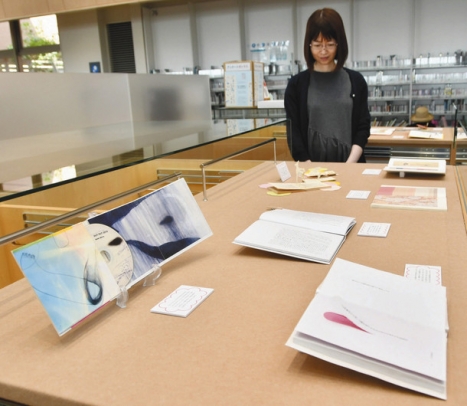 大学生が制作した独創的なデザインの本が並ぶ会場＝大府市おおぶ文化交流の杜図書館で