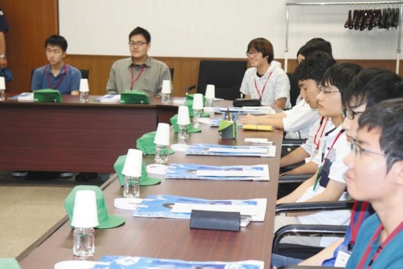 企業説明に耳を傾ける学生たち＝加賀市宮町で