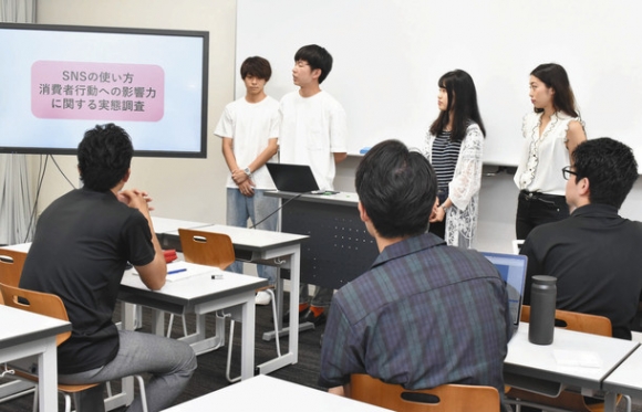 ＳＮＳの活用を訴える学生たち＝昭和区の南山大で