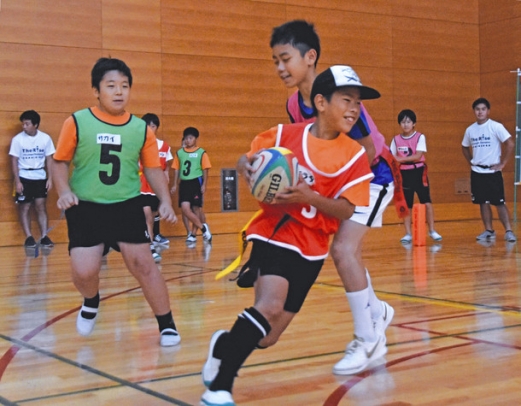 ３人対２人で攻防の練習をする児童ら＝３日、関市のせきしんふれ愛アリーナで