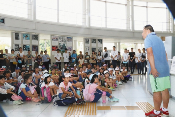 時安学科長から話を聞く子どもたち＝大府市役所で