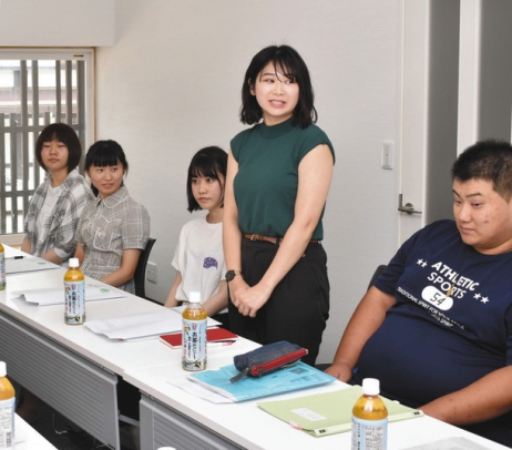 県職員らを前に自己紹介する学生たち＝木曽町の木曽おんたけ観光局で