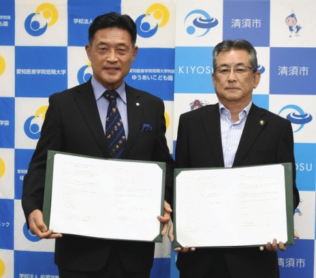 協定を結んだ永田市長（右）と石川学長＝清須市役所で