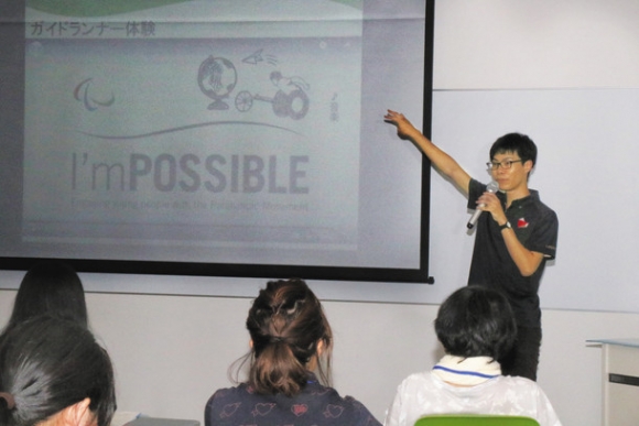 教員らにパラスポーツについて解説する後藤さん＝美浜町の日本福祉大美浜キャンパスで