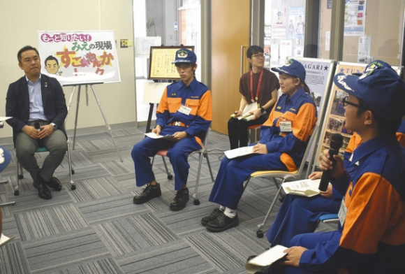 鈴木知事（左）に自身の経験を話す学生ら＝四日市市萱生町の四日市大で