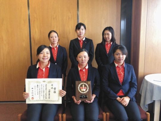 優勝した中部学院大＝京和ＣＣで