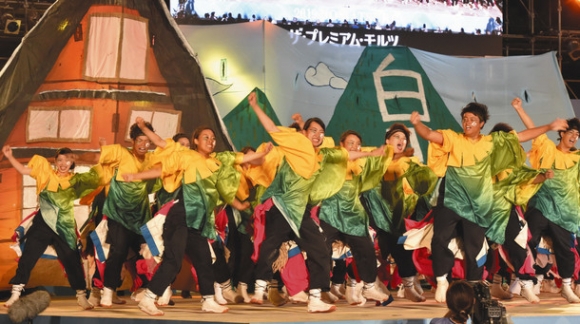 第２１回にっぽんど真ん中まつりで堂々とした舞を披露した「岐阜聖徳学園大学　柳」＝名古屋・栄の久屋大通公園で