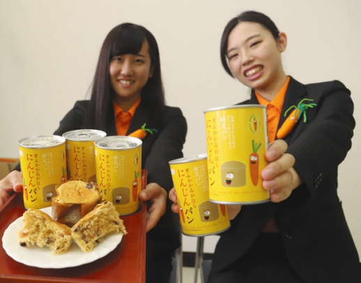 特産のニンジン入りパンをＰＲする学生＝各務原市役所で