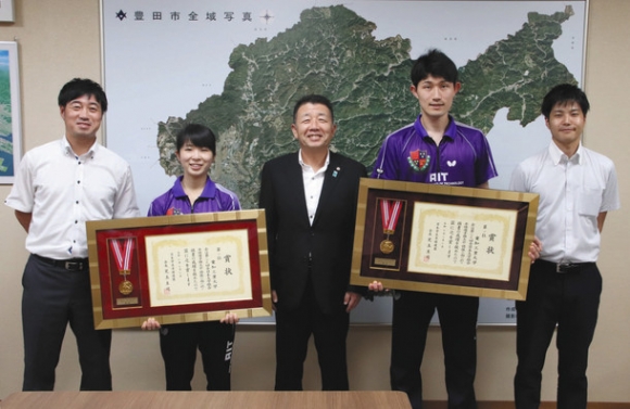 礒谷副市長（中央）に全国優勝を報告した神さん（右から２人目）と石田さん（同４人目）ら＝豊田市役所で