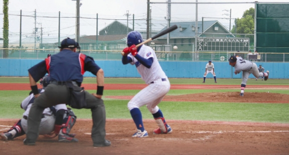 親善試合で熱戦を繰り広げる選手たち＝瑞穂市の朝日大で