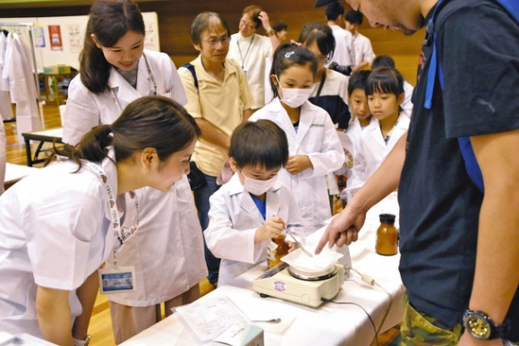 調剤を体験する子どもたち=春日井市総合体育館で