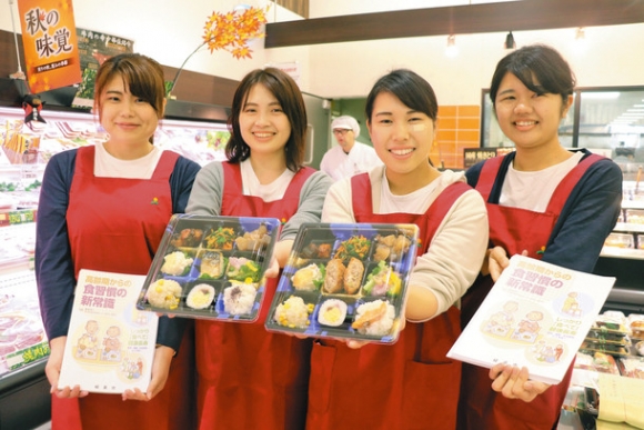 考案した「フレイル予防弁当」をＰＲする学生ら＝岐阜市福光南町のコープぎふ長良店で