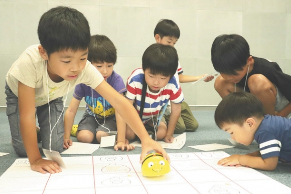 ロボットの道筋を考える子どもたち=長久手市中央図書館で