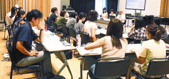 宗次ホール職員による講義を受ける学生ら=長久手市の県立芸術大で