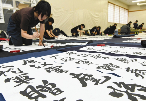 作品展に向け、真剣に練習に取り組む部員ら＝高山市中山町で