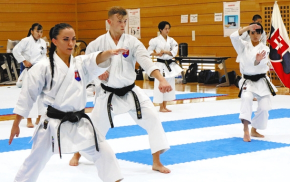 形の動作をする選手ら＝関市桐ケ丘で