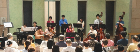 プレコンサートで演奏する学生ら=長久手市文化の家で
