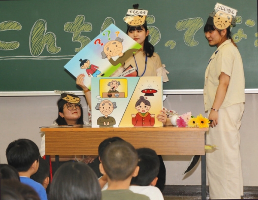 認知症を題材にした紙芝居を披露する愛知淑徳大の学生たち＝千種区の千種小で
