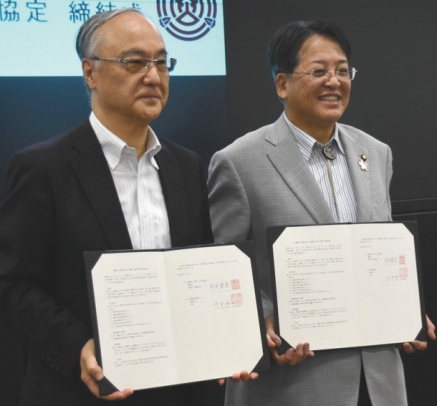 協定を結んだ愛知大の川井学長（左）と内田市長＝岡崎市役所で