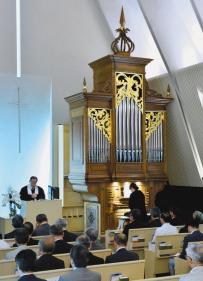 名古屋学院大名古屋キャンパスのしろとりチャペルに設置されたパイプオルガン＝熱田区熱田西町で