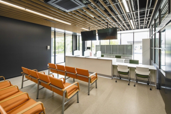 新築された薬学部の実験実習棟内の模擬薬局＝可児市虹ケ丘で