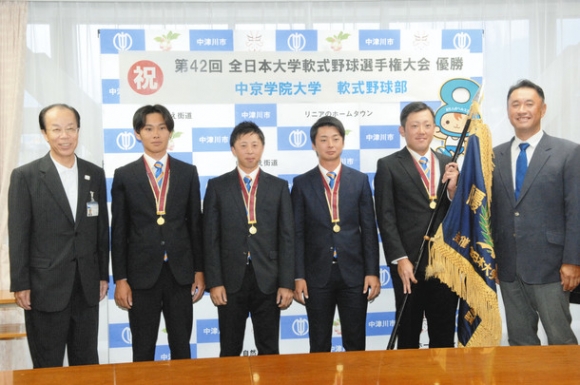 全国制覇を報告する中京学院大軟式野球部員ら＝中津川市役所で