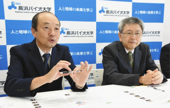 会見する蔡学長(左)と山本教授=長浜市役所で