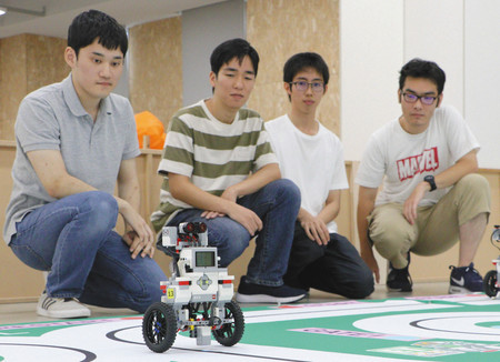 走行体を見守る(左から)畑中勇樹さん、湯浅輝生さん、小坂和弘さんら=野々市市の金沢工大で