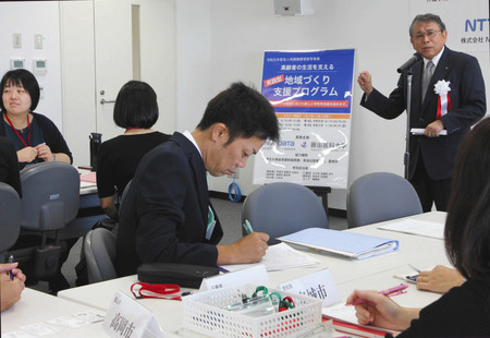 開講式であいさつする藤田学園の星長理事長（右）＝豊明市の藤田医科大で