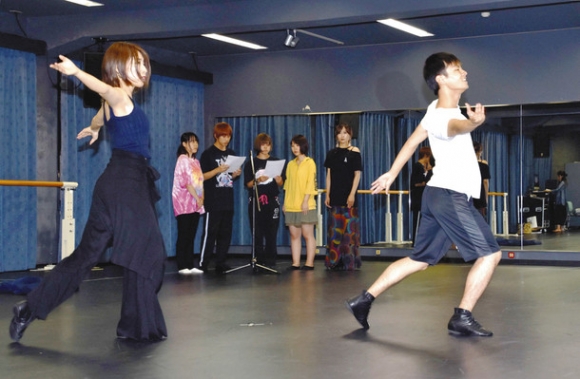 「冥途の飛脚」を基にした「梅川忠兵衛」を演じる家田さん（左）と山本さん（右）＝北名古屋市熊之庄の名古屋芸術大で